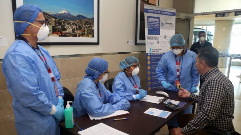 Trabajadores de la salud participan en una campaña sanitaria en el Aeropuerto Internacional Mariscal Sucre ante la propagación del virus COVID-19 en todo el mundo, foto tomada en Quito (Ecuador), el 1 de marzo de 2020. (CRISTINA VEGA RHOR/AFP vía Getty Images)