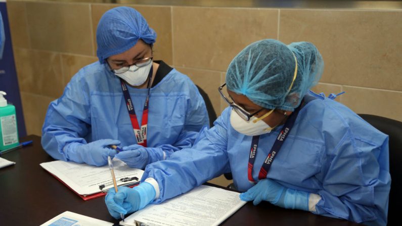 Trabajadores de la salud participan en una campaña sanitaria en el Aeropuerto Internacional Mariscal Sucre sobre la propagación del virus del PCCh en todo el mundo, en Quito, el 1 de marzo de 2020. (Foto de CRISTINA VEGA RHOR/AFP vía Getty Images)
