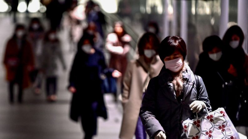 Personas con mascarillas caminan en la estación de metro del distrito de Tokyos Ginza el 2 de marzo de 2020.(CHARLY TRIBALLEAU/AFP vía Getty Images)