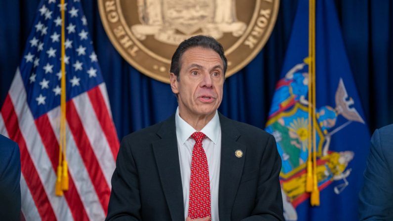 El gobernador del estado de Nueva York, Andrew Cuomo, habla durante una conferencia de prensa sobre el primer caso confirmado de COVID-19 en Nueva York el 2 de marzo de 2020 en la ciudad de Nueva York, EE.UU. (David Dee Delgado/Getty Images) 