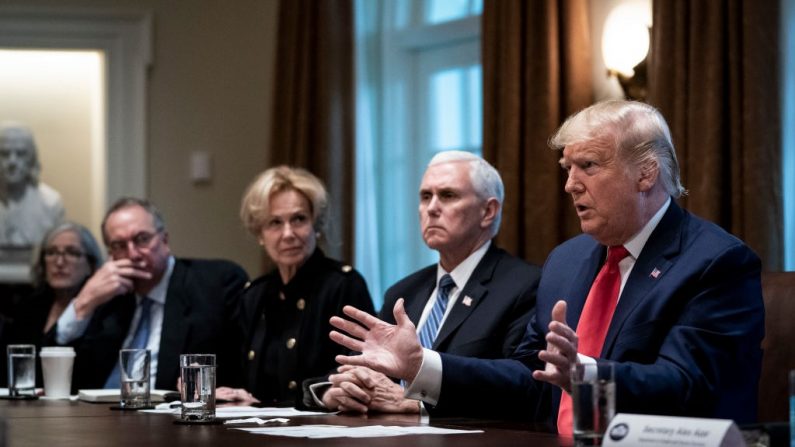 El presidente de Estados Unidos Donald Trump dirige una reunión con el Grupo de Trabajo sobre el Coronavirus de la Casa Blanca y ejecutivos farmacéuticos en la Sala de Gabinete de la Casa Blanca el 2 de marzo de 2020 en Washington, DC. (Foto de Drew Angerer/Getty Images)