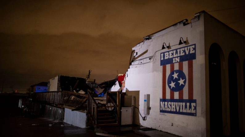 Vista general de un mural sobre The Basement East, muy dañado, en el vecindario de East Nashville el 3 de marzo de 2020 en Nashville, Tennessee, EE.UU., después de paso de un tornado por Nashville justo después de la medianoche, dejando una estela de daños en su camino. (Brett Carlsen / Getty Images)
