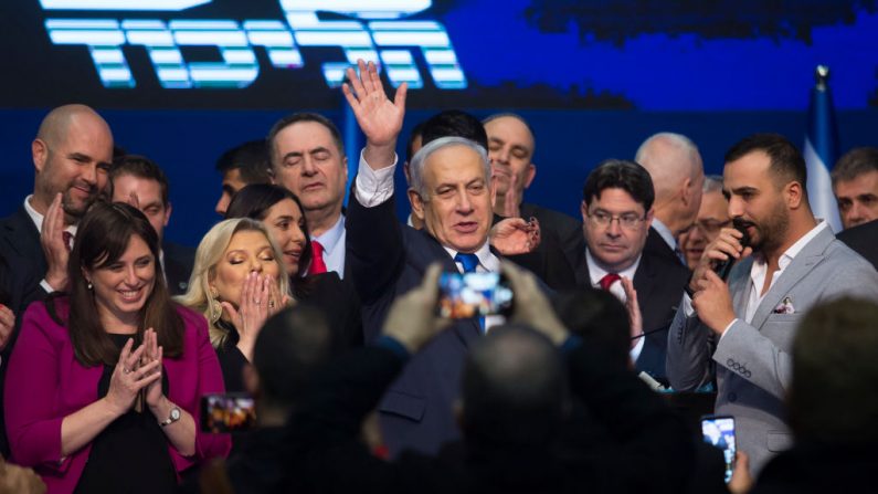 Sara Netanyahu y el primer ministro israelí Benjamin Netanyahu agradecen a los partidarios del Partido Likud después de la celebración de la votación el 03 de marzo de 2020 en Tel Aviv, Israel. Netanyahu proclamó su victoria en las elecciones generales de Israel, por delante del rival Benny Gantz. (Imágenes de Amir Levy / Getty)