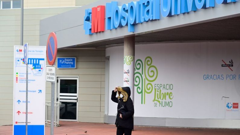 Una mujer con una máscara protectora abandona el Hospital Universitario de Torrejón de Ardoz, cerca de Madrid, España, el 3 de marzo de 2020. (JAVIER SORIANO/AFP vía Getty Images)