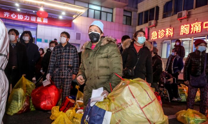 Los pacientes infectados por el coronavirus COVID-19 esperan ser transferidos del Hospital No.5 de Wuhan al Hospital de Leishenshan, el recién construido hospital para los pacientes del coronavirus COVID-19 en Wuhan, China, el 3 de marzo de 2020. (STR/AFP vía Getty Images)