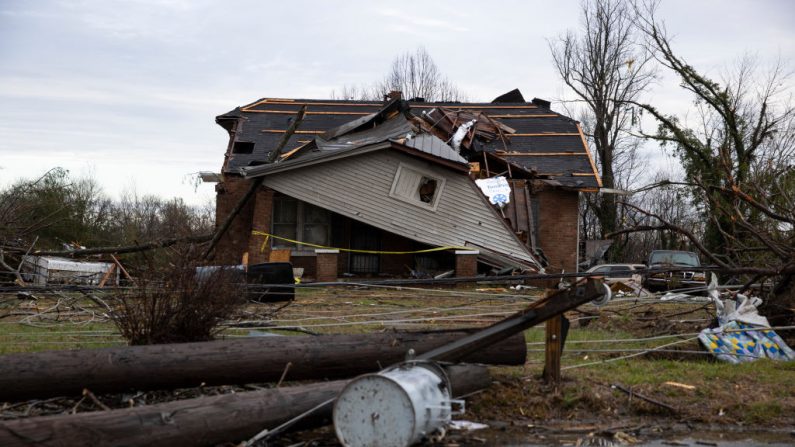 Una casa destruida por los fuertes vientos de uno de los varios tornados que arrasaron el estado durante la noche del 3 de marzo de 2020 en Cookeville, Tennessee, EE.UU. (Brett Carlsen/Getty Images)