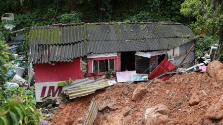 10 muertos y cinco desaparecidos por fuertes lluvias en litoral Sao Paulo