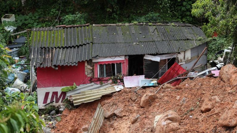 Vista general de la destrucción causada por un deslizamiento de tierra en la favela Morro do Macaco Molhado en Guaruja, a 95 km de Sao Paulo (Brasil), el 3 de marzo de 2020. (GUILHERME DIONIZIO/AFP vía Getty Images)