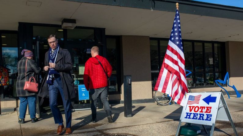 Los votantes llegan a emitir su voto durante las primarias presidenciales demócratas "supermartes" en un centro de votación en Minneapolis, Minnesota (EE.UU.), el 3 de marzo de 2020. (Kerem Yucel/AFP vía Getty Images)