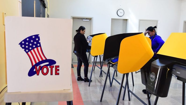 Personas votando en el Centro de Recursos Comunitarios del Sur de Whittier, California, para las primarias presidenciales del supermartes el 3 de marzo de 2020. (Frederic J. Brown/AFP vía Getty Images)