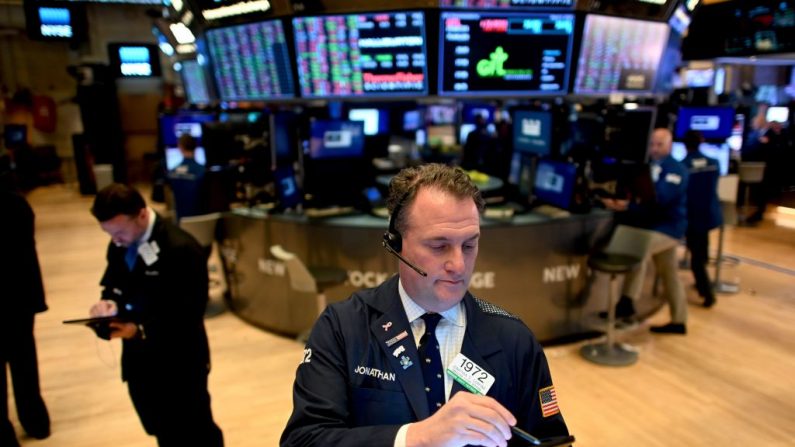 Los comerciantes trabajan durante la campana de cierre en la Bolsa de Nueva York (NYSE) el 3 de marzo de 2020 en Wall Street en la ciudad de Nueva York, EE.UU. (JOHANNES EISELE/AFP/Getty Images)