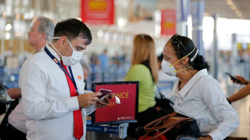 Un miembro del personal de una aerolínea usa una máscara protectora como medida preventiva contra la propagación del COVID-19, mientras trabaja en el Aeropuerto Internacional Arturo Merino Benítez, en Santiago (Chile), el 3 de marzo de 2020. (Javier Torres/AFP vía Getty Images)