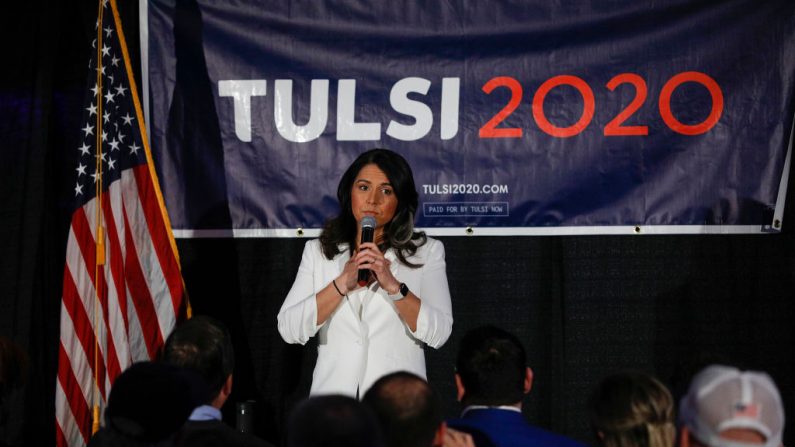 La candidata demócrata a la presidencia, la representante Tulsi Gabbard (D-HI), celebra una reunión en el ayuntamiento la noche de las primarias del supermartes, el 3 de marzo de 2020, en Detroit, Michigan. (Bill Pugliano/Getty Images)