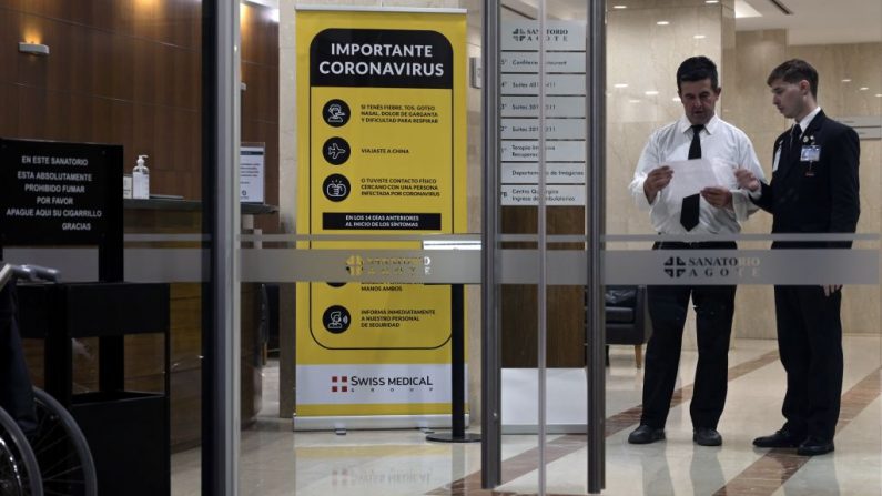 La puerta principal del centro de salud privado donde el primer ciudadano argentino infectado con el COVID-19 ha sido admitido en Buenos Aires, el 3 de marzo de 2020.  (JUAN MABROMATA/AFP vía Getty Images)
