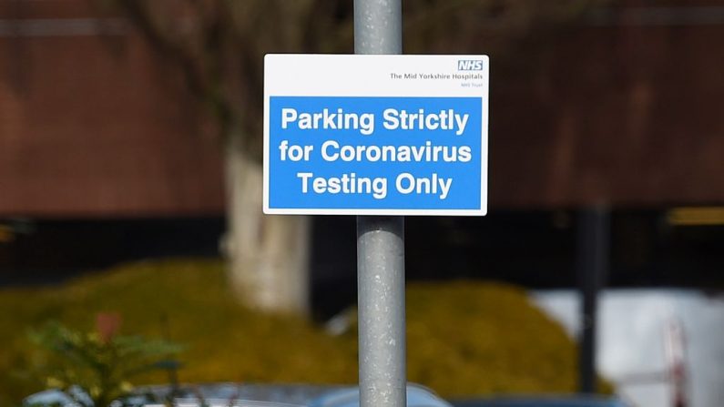Un cartel indica una zona de aparcamiento para las pruebas o test de laboratorio de coronavirus en el Hospital Pinderfields de Wakefield, al noroeste de Inglaterra, el 4 de marzo de 2020. (PAUL ELLIS/AFP vía Getty Images)