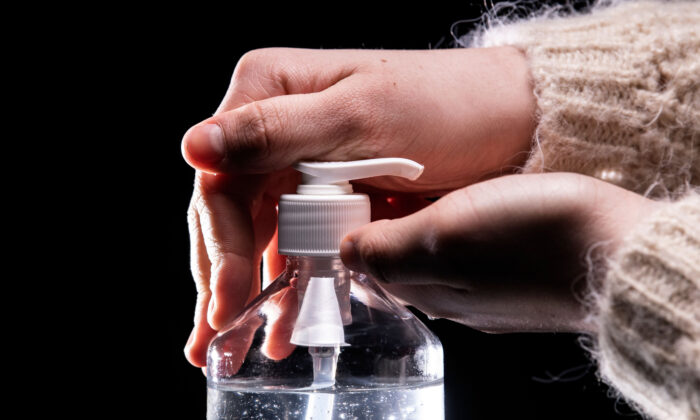 Una persona usa una botella de desinfectante para manos hidroalcohólico en París el 5 de marzo de 2020. (Lionel Bonaventure/AFP a través de Getty Images)