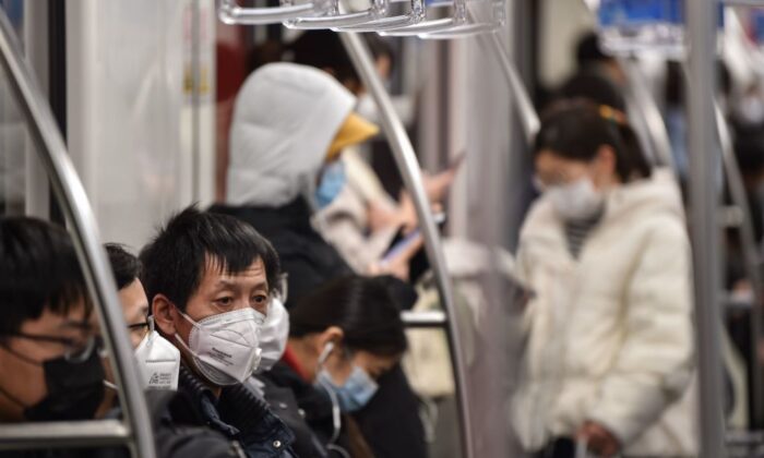 Pasajeros con máscaras faciales viajan en un tren subterráneo en Shanghai el 5 de marzo de 2020. (Héctor Retamal / AFP a través de Getty Images)