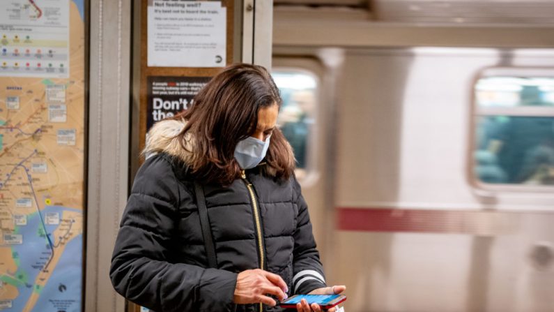 Un viajero lleva una máscara médica en la estación Grand Central el 5 de marzo de 2020 en la ciudad de Nueva York. (Foto de David Dee Delgado/Getty Images)
