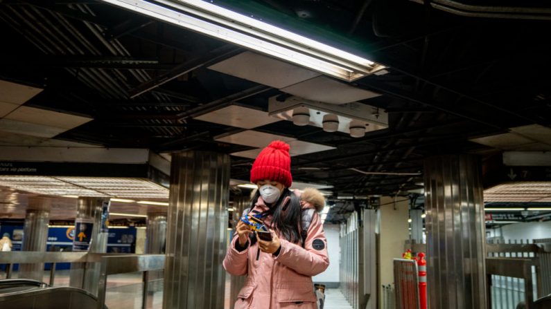 Un viajero lleva una tapabocas en la estación Grand Central el 5 de marzo de 2020 en la ciudad de Nueva York. (David Dee Delgado/Getty Images)