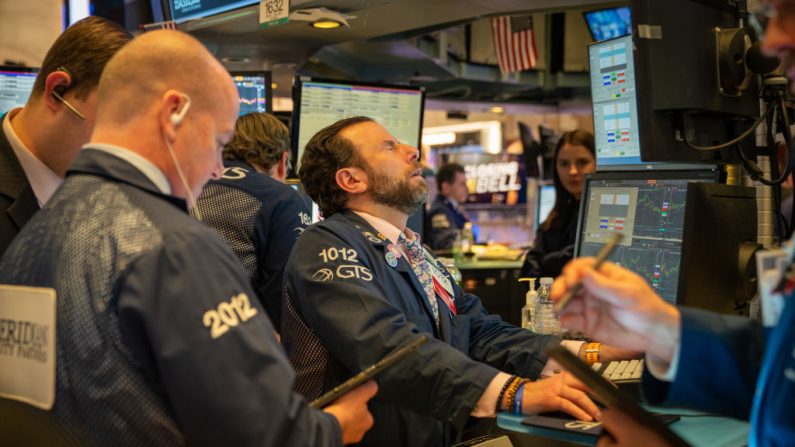 Corredores de bolsa trabajan en el piso de la Bolsa de Valores de Nueva York (NYSE), el 5 de marzo de 2020, en la ciudad de Nueva York. (David Dee Delgado/Getty Images)
