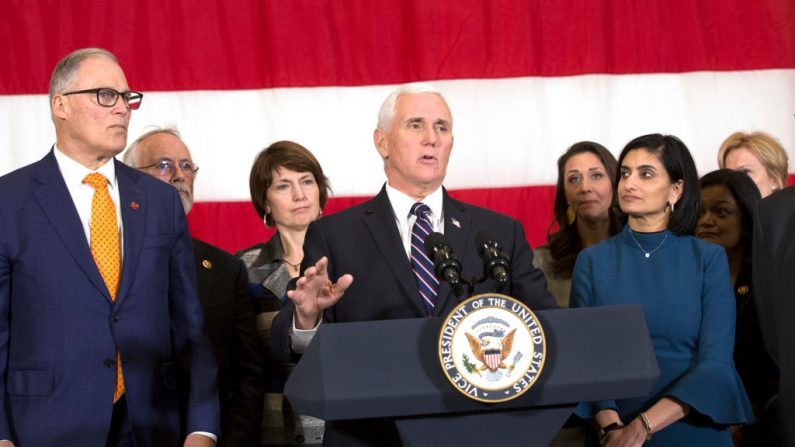 El vicepresidente Mike Pence habla mientras el gobernador Jay Inslee, a la izquierda, y otros funcionarios observan durante una conferencia de prensa en el Campamento Murray en el estado de Washington el 5 de marzo de 2020. Pence estuvo en Washington para discutir los esfuerzos del estado para combatir la propagación del coronavirus covid-19.(Photo by Karen Ducey/Getty Images)