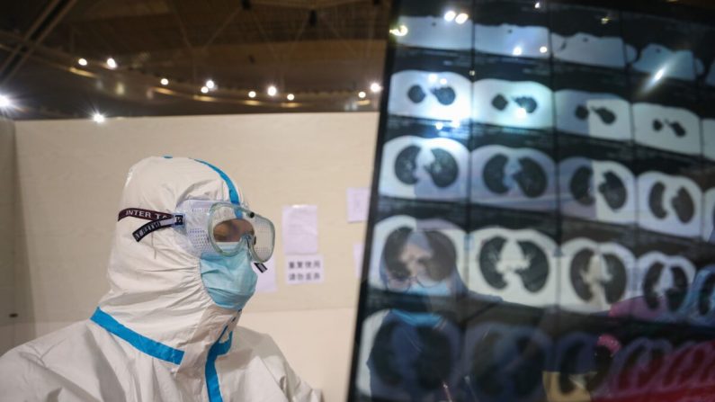 Un doctor mirando la tomografía de un paciente en un hospital temporal en Wuhan, China, el 5 de marzo de 2020. (STR/AFP vía Getty Images)