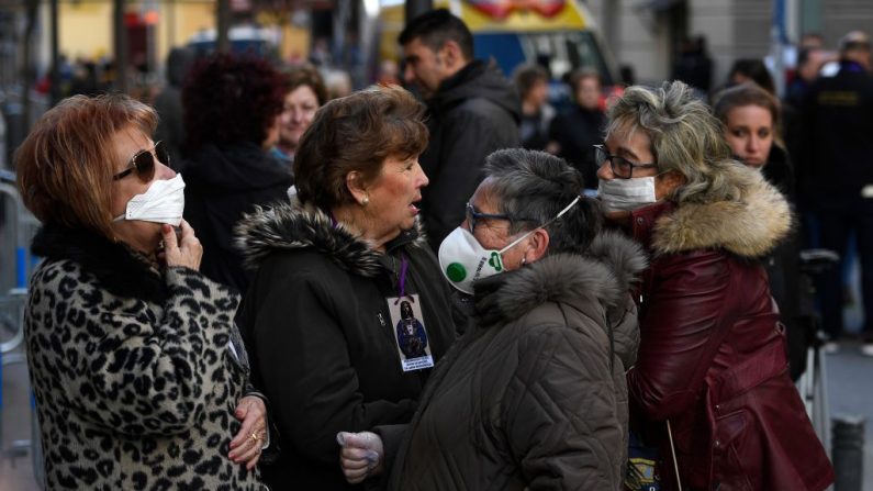 Mujeres con máscaras protectoras charlan después de una visita tradicional a la iglesia de Jesús de Medinaceli en Madrid (España) el 6 de marzo de 2020, (PIERRE-PHILIPPE MARCOU/AFP/Getty Images)