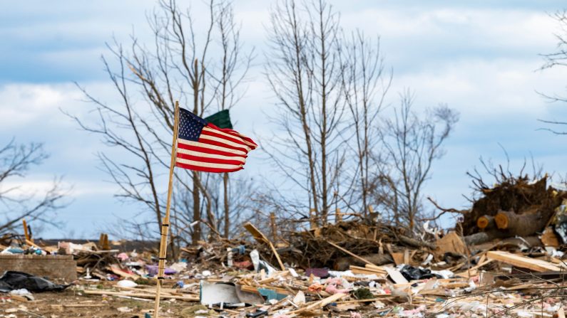 Una bandera ondea en el viento cuando el entonces presidente de los Estados Unidos, Donald Trump, recorre los daños por tornados en Cookeville, Tennessee, el 6 de marzo de 2020. (JIM WATSON/AFP a través de Getty Images)