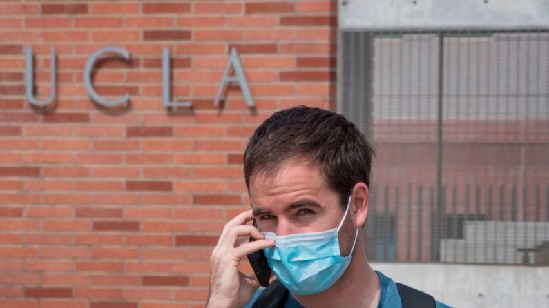 Un hombre usa una máscara facial para protegerse de COVID-19 al salir del campus de la universidad de UCLA en Westwood, California, el 6 de marzo de 2020. (Mark Ralston/AFP vía Getty Images)