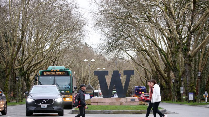 Estudiantes de la Universidad de Washington en el campus el último día de clases presenciales el 6 de marzo de 2020 en Seattle, Washington. La Universidad cerró a partir del lunes 9 de marzo, como precaución al nuevo coronavirus, COVID-19. (Karen Ducey/Getty Images)
