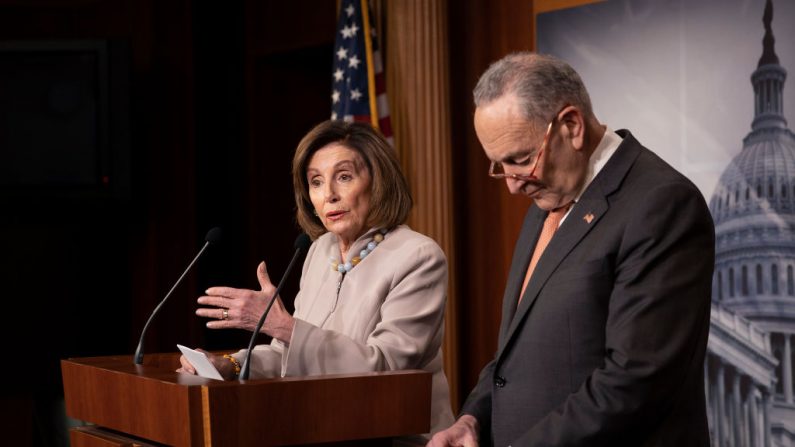 El líder de la minoría del Senado, Chuck Schumer (D-NY) y la presidente de la Cámara de Representantes, Nancy Pelosi (D-CA), realizan una conferencia de prensa sobre la Solicitud de Presupuesto 2021 del presidente Trump, el 11 de febrero de 2020, en Washington, DC. (Tasos Katopodis/Getty Images)