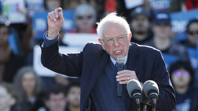 El candidato presidencial demócrata, el senador Bernie Sanders (I-Vt.), se dirige a un acto de la campaña en el Grant Park Petrillo Music Shell en Chicago el 7 de marzo de 2020. (Kamil Krzaczynski/AFP vía Getty Images)