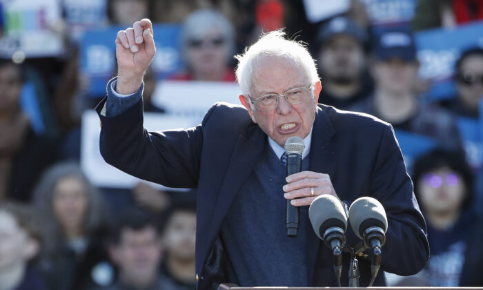 El aspirante demócrata a la presidencia, el senador Bernie Sanders (I-Vt.), habla en un acto de campaña en el Grant Park Petrillo Music Shell en Chicago, Illinois, el 7 de marzo de 2020. (Kamil Krzaczynski/AFP vía Getty Images)