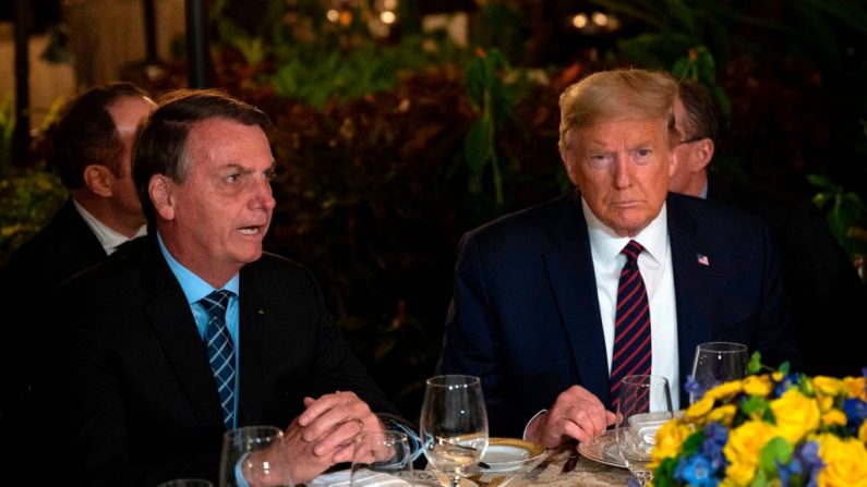 El presidente de Estados Unidos Donald Trump (derecha) habla con el presidente brasileño Jair Bolsonaro durante una cena en Mar-a-Lago en Palm Beach, Florida, el 7 de marzo de 2020. (JIM WATSON/AFP vía Getty Images)