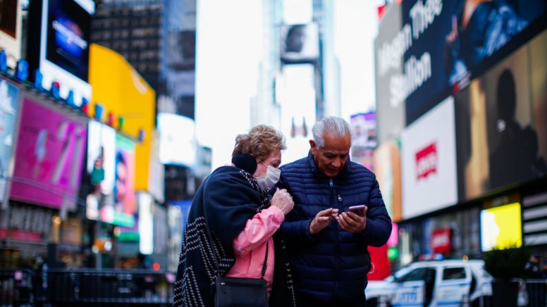 Una mujer visita Times Square con una máscara facial el 8 de marzo de 2020 en la ciudad de Nueva York, EE.UU. (KENA BETANCUR/AFP vía Getty Images)