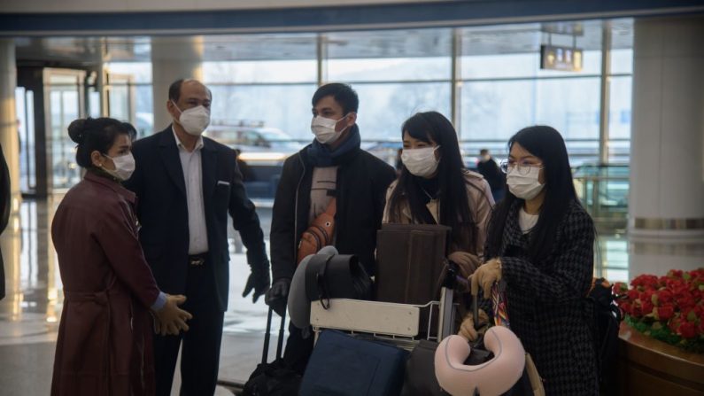 Diplomáticos extranjeros, personal de la embajada y sus familias se registran para un vuelo a Vladivostok en el aeropuerto internacional de Pyongyang el 9 de marzo de 2020. (Kim Won Jin/AFP / Getty Images)
