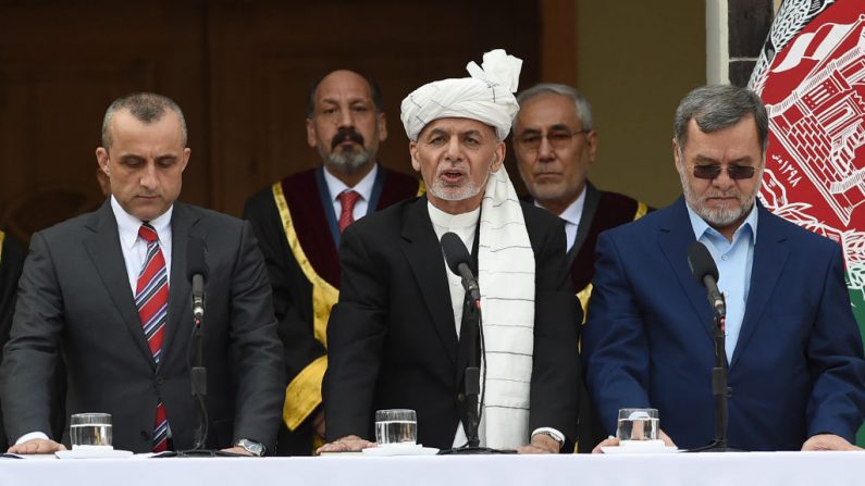 El residente afgano Ashraf Ghani (c) administra el juramento al primer vicepresidente Amrullah Saleh (i) y al segundo vicepresidente Sarwar Danish (d) durante su juramento en la ceremonia de inauguración como líder del país, en el Palacio Presidencial de Kabul el 9 de marzo de 2020. (WAKIL KOHSAR/AFP vía Getty Images)