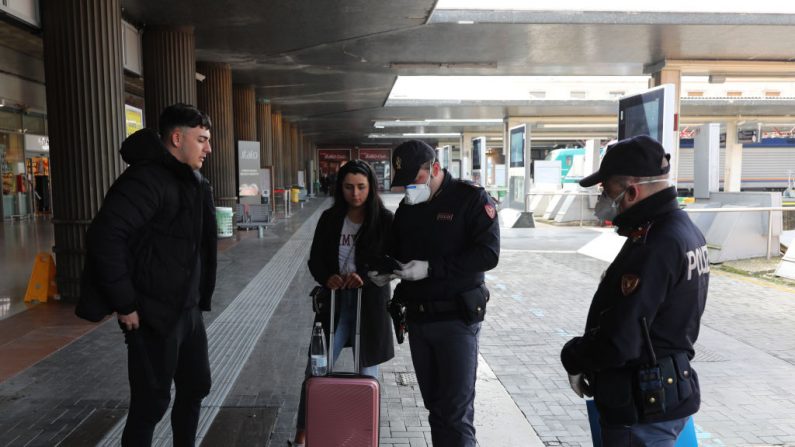 Los policías revisan a los ciudadanos y turistas en la estación de trenes de Venecia Santa Lucía, para asegurarse de que no están violando la cuarentena, antes de que se subiesen a los trenes para salir de la ciudad el 9 de marzo de 2020 en Venecia, Italia.
(Marco Di Lauro/Getty Images)