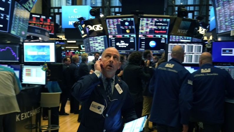 Los comerciantes en el piso reaccionan antes de la campana de apertura de la Bolsa de Valores de Nueva York, EE.UU. el 9 de marzo de 2020 en Nueva York. (TIMOTHY A. CLARY/AFP vía Getty Images)