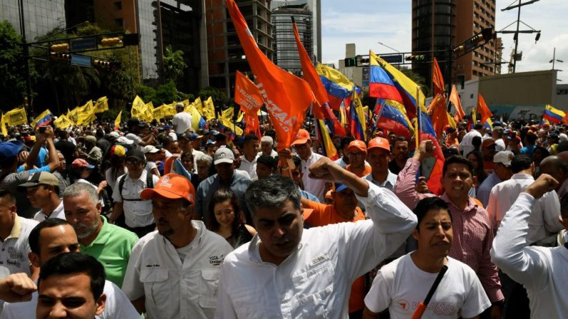 Los partidarios del líder de la oposición venezolana Juan Guaidó marchan durante una manifestación que se dirige a la Asamblea Nacional en Caracas el 10 de marzo de 2020. (FEDERICO PARRA/AFP vía Getty Images)