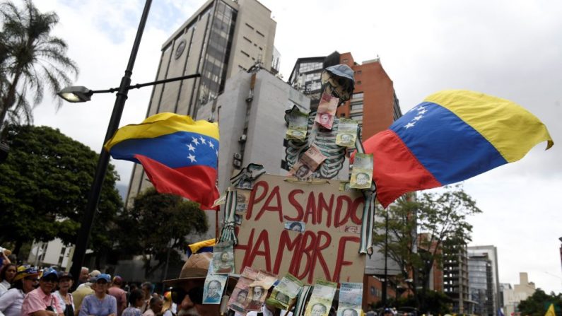 Los partidarios del presidente encargado venezolano Juan Guaidó marchan durante una manifestación que se dirige a la Asamblea Nacional en Caracas (Venezuela) el 10 de marzo de 2020. (FEDERICO PARRA/AFP vía Getty Images)
