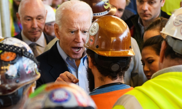 El candidato presidencial demócrata Joe Biden le grita a un trabajador de la industria automotriz en una discusión sobre los derechos de las armas mientras recorre la planta de Fiat Chrysler en Detroit, Michigan, el 10 de marzo de 2020. (Mandel Ngan/AFP a través de Getty Images)