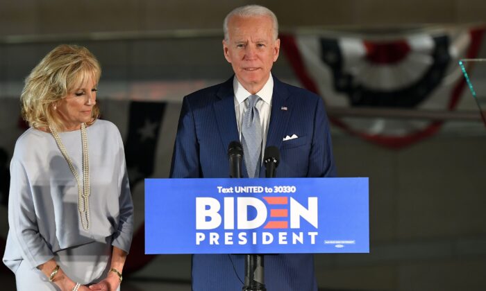 El aspirante a la presidencia demócrata y exvicepresidente Joe Biden habla, flanqueado por su esposa Jill Biden, en el Centro Nacional de la Constitución en Filadelfia, Pensilvania, el 10 de marzo de 2020. (Mandel Ngan/AFP vía Getty Images)