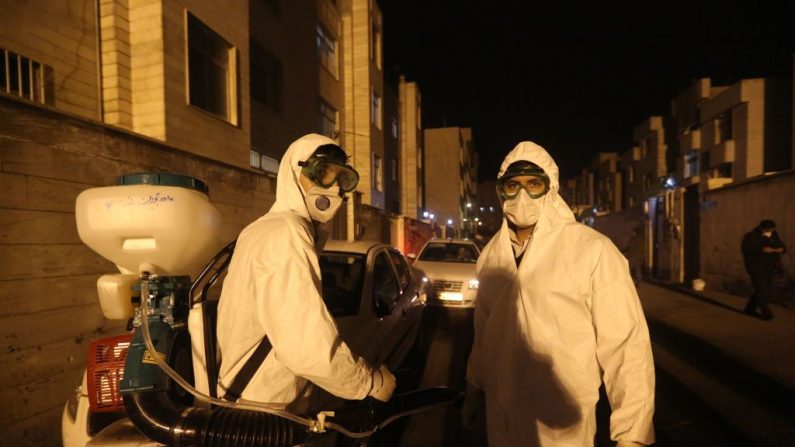 Los bomberos iraníes desinfectan calles y callejones en el sur de Teherán (Irán) para detener la propagación salvaje del coronavirus el 11 de marzo de 2020. (ATTA KENARE/AFP vía Getty Images)