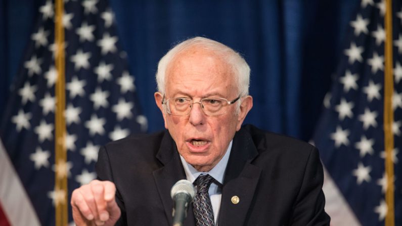 El candidato presidencial demócrata, el senador Bernie Sanders (I-VT) entrega una actualización de la campaña en el Hotel Vermont el 11 de marzo de 2020 en Burlington, Vermont. (Foto de Scott Eisen/Getty Images)
