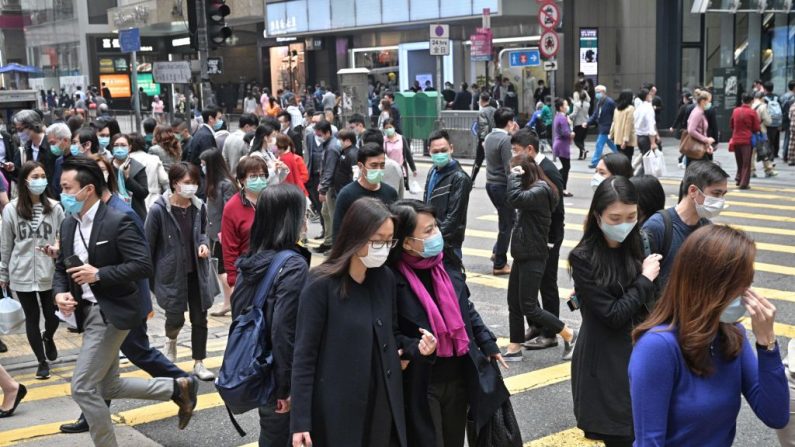 Peatones con máscaras faciales en Hong Kong el 12 de marzo de 2020. (Antony Wallace/AFP a través de Getty Images)