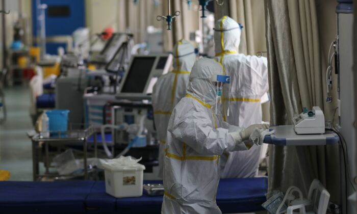 Miembros del personal médico desinfectan el equipo en una zona que solía ser una sala de aislamiento para pacientes infectados por el coronavirus COVID-19 en un hospital de Wuhan, China, el 12 de marzo de 2020. (STR/AFP vía Getty Images)