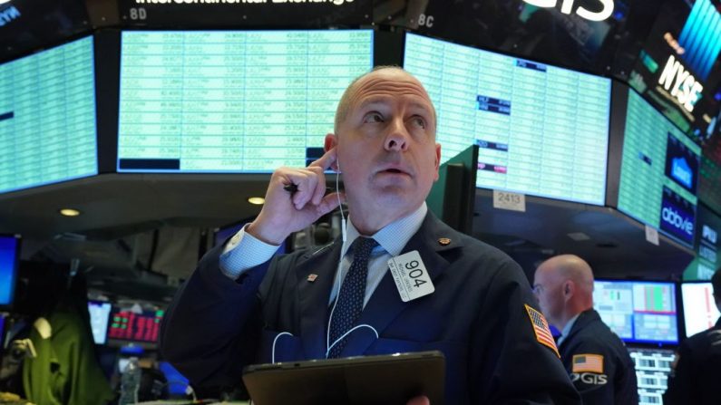 Los comerciantes trabajan en el piso en la campana de apertura del Dow Industrial Average en la Bolsa de Valores de Nueva York el 12 de marzo de 2020 en Nueva York, EE.UU. (BRYAN R. SMITH/AFP vía Getty Images) 