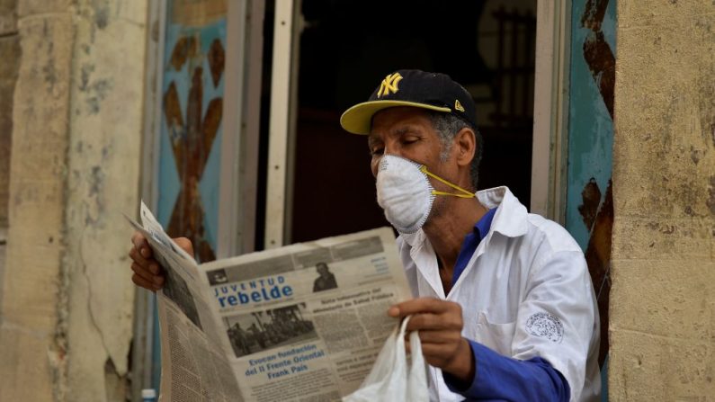 Un hombre lee un periódico en La Habana, Cuba, el 12 de marzo de 2020. (Yamil Lage/AFP vía Getty Images)