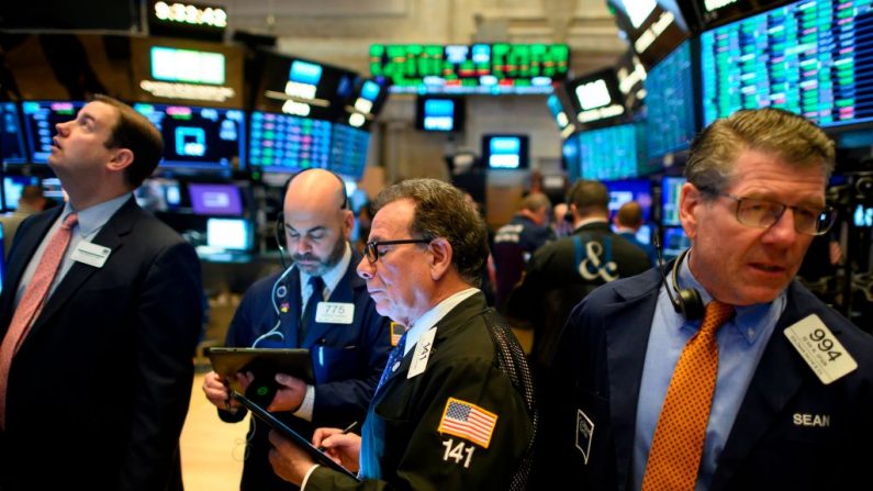 Operadores trabajan durante la campana de apertura de la Bolsa de Valores de Nueva York (NYSE) el 13 de marzo de 2020 en Wall Street en la ciudad de Nueva York. (JOHANNES EISELE/AFP vía Getty Images)